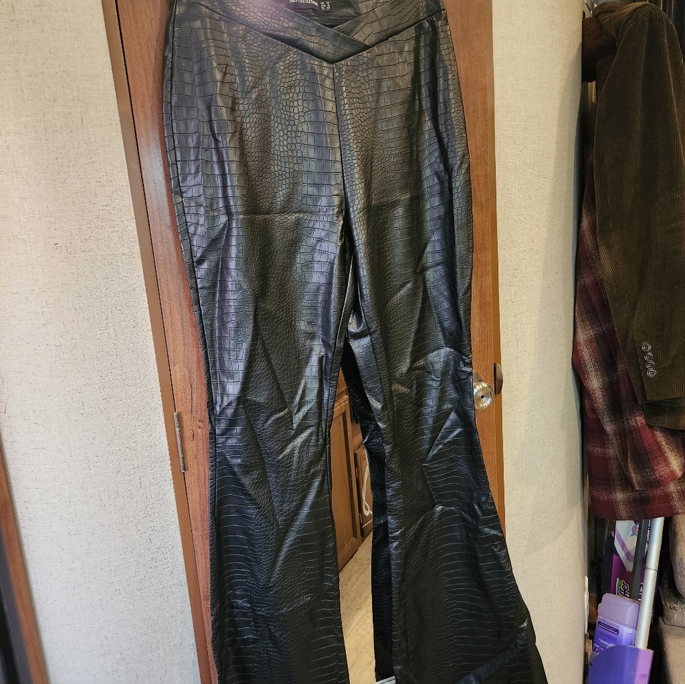 NWT PrettyLittleThing Black Croc Faux Leather Flare Pants – US 10